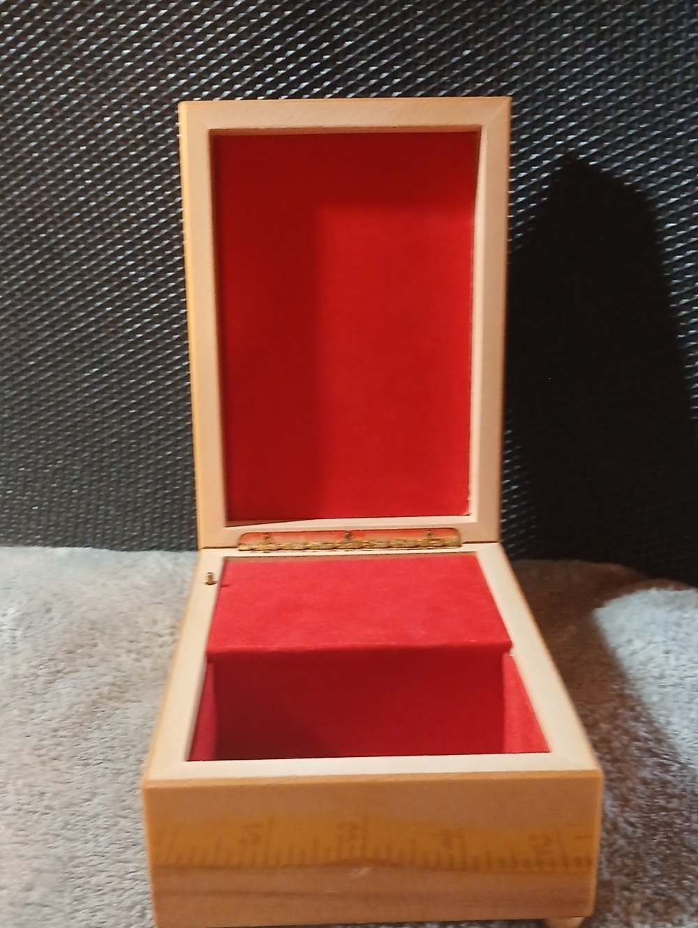 Vintage 1984 Music Jewelry Box Illustrated Doll Print Box in Warm Yellow - Picture 2 of 6